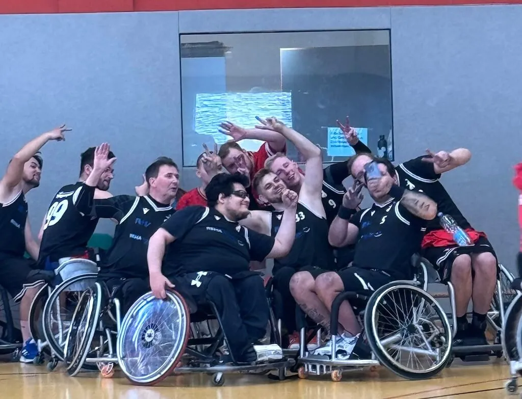 Devils machen ein Team-Selfie nach dem erfolgreichen Spieltag in Cottbus